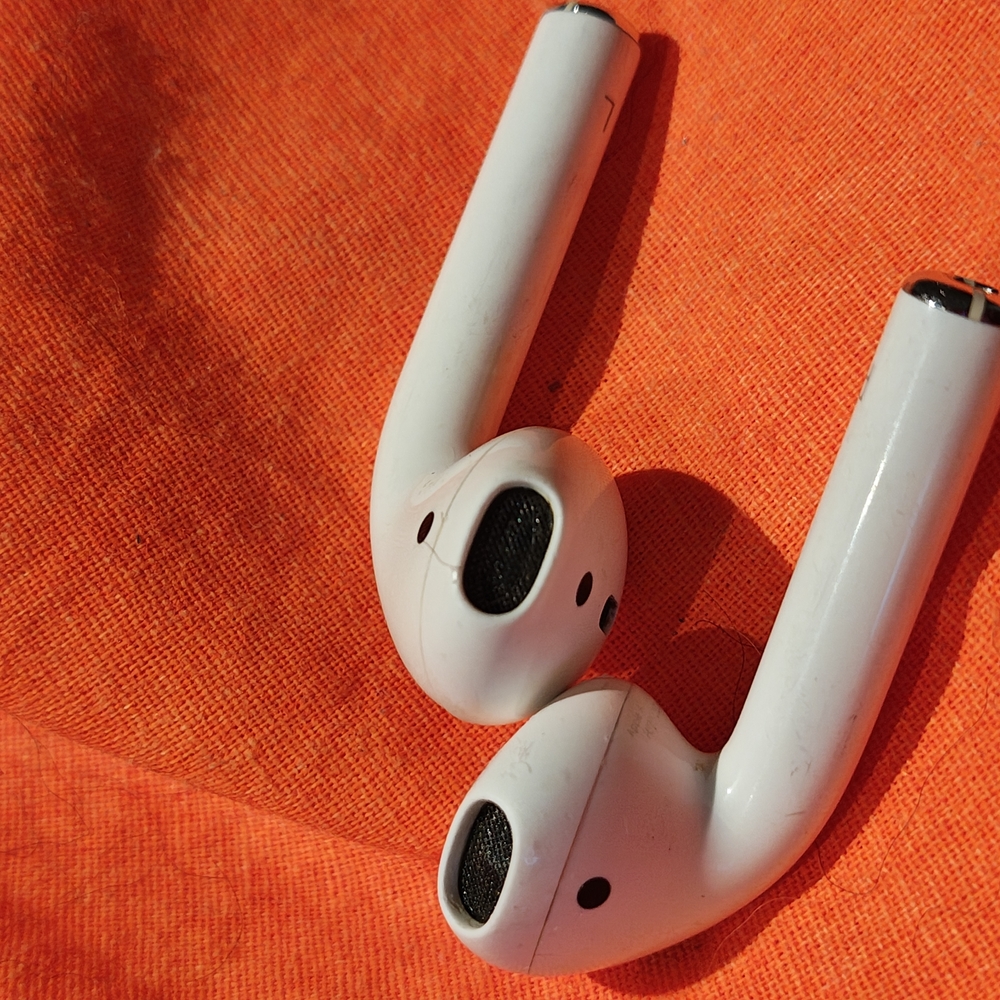 Apple Airpod White Wireless Earbud Headphones